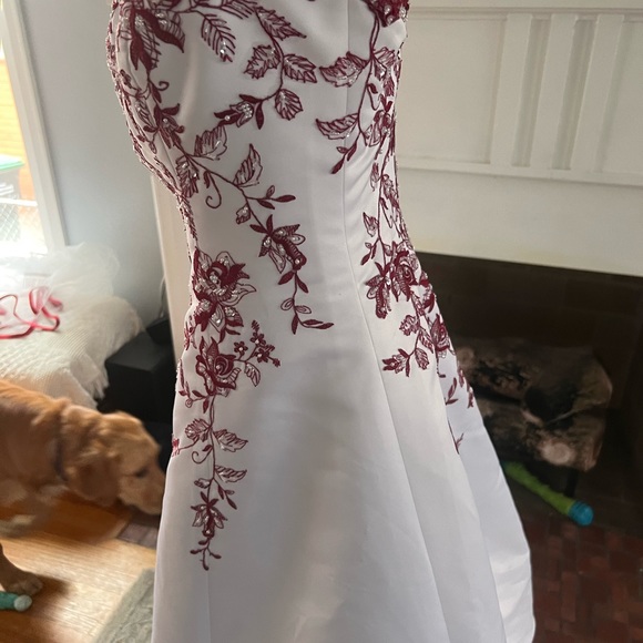 David’s Bridal Deep red accented wedding dress with matching vail   Size 4 - Picture 14 of 15